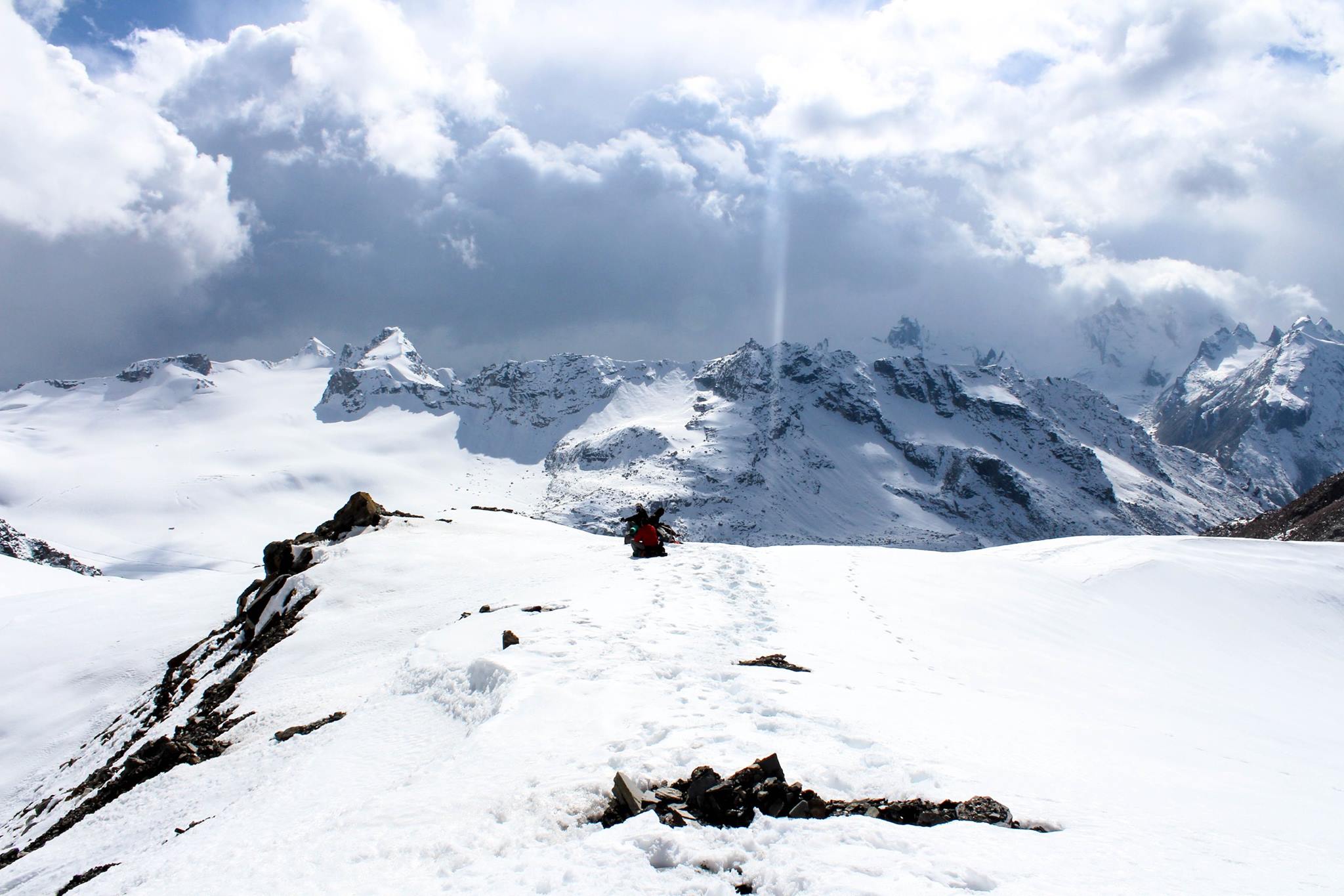 Traveller taking rest over the snow capped mountain looking for the trail ahead