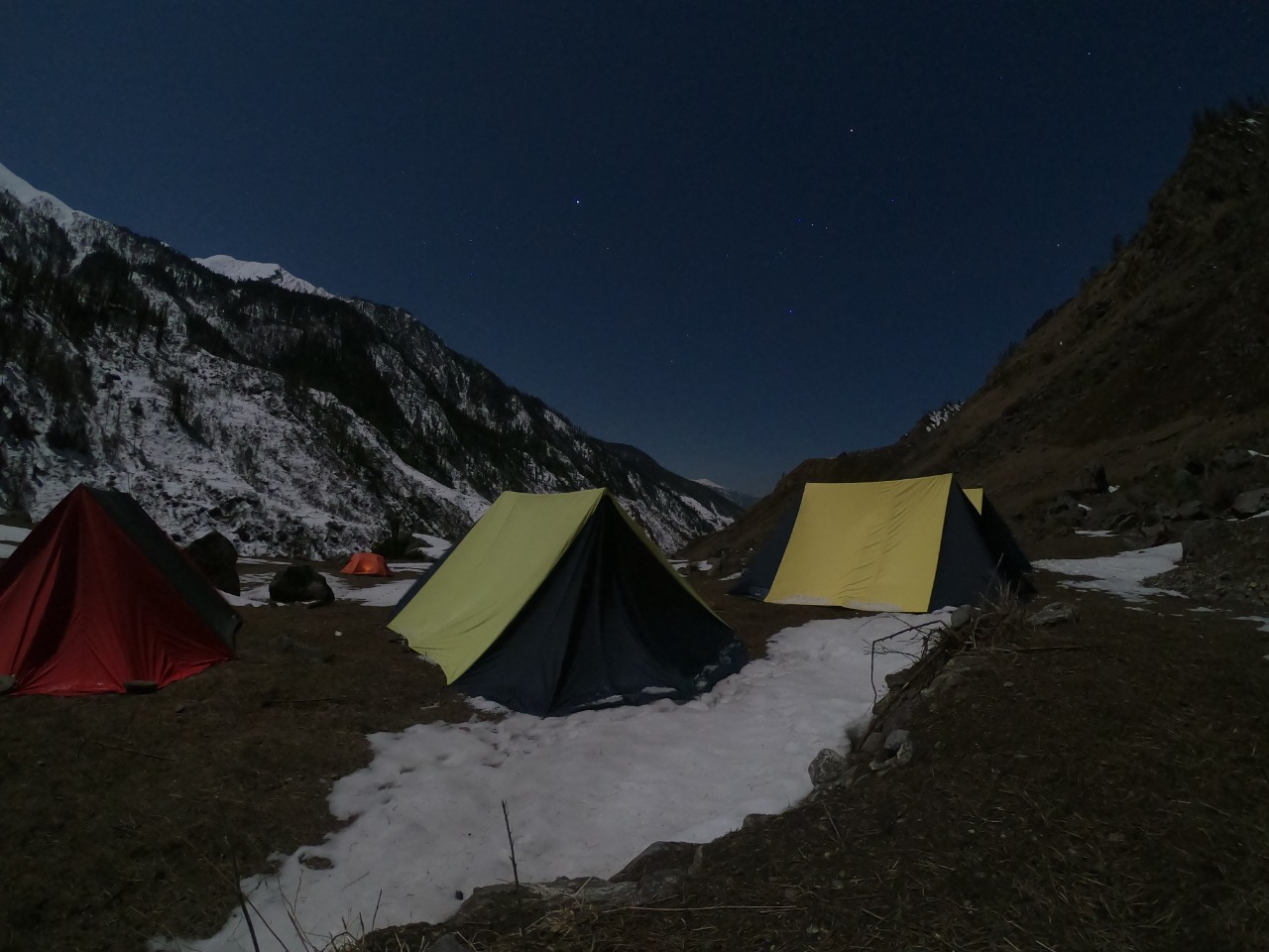 har ki dun trek campsite at night